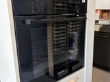 un four noir et blanc au milieu d'une cuisine