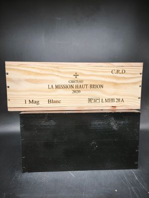 une boîte en bois sur laquelle est collée une étiquette, posée sur une table