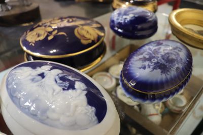 une table en verre sur laquelle sont posés des vases bleus et blancs