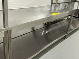 une table en acier inoxydable au milieu d'une pièce