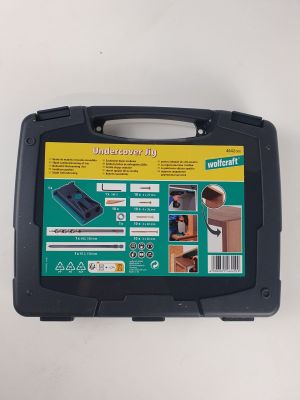 une mallette à outils en plastique noir munie d'une poignée et d'une poignée