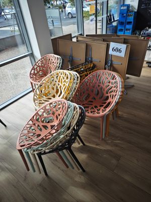 de nombreuses chaises disposées devant une fenêtre