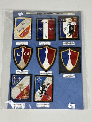 une photo d'une photo présentant une collection d'insignes militaires
