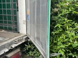 un camion dont la porte est ouverte au milieu de la route