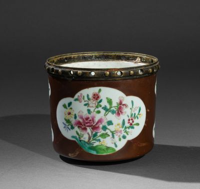 une image représentant un vase marron et blanc orné de fleurs