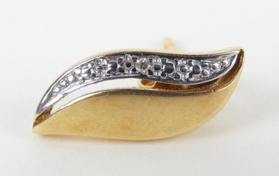 Gros plan sur une broche en or et diamants