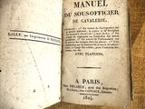 un vieux livre ouvert sur une table, sur lequel est collé un autocollant