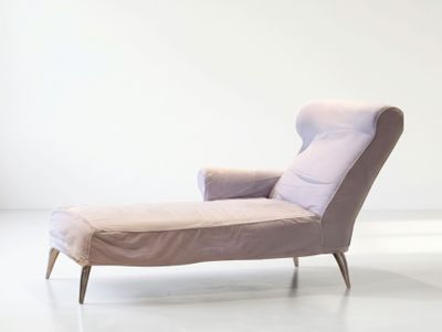 une chaise longue dans une pièce blanche au sol blanc