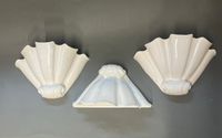 Lot de trois appliques murales en céramique émaillée blanche… (photo 3)