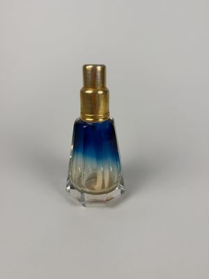 BACCARAT. Flacon en cristal en partie teinté bleu à pans.