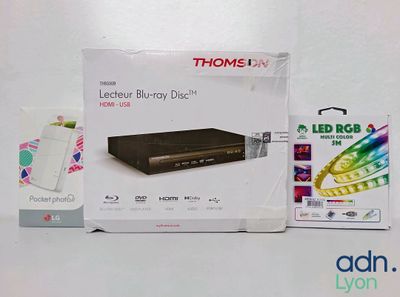 une boîte contenant une télécommande et un contrôle à distance