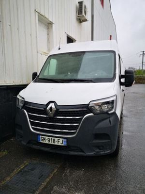 une camionnette blanche garée devant un bâtiment