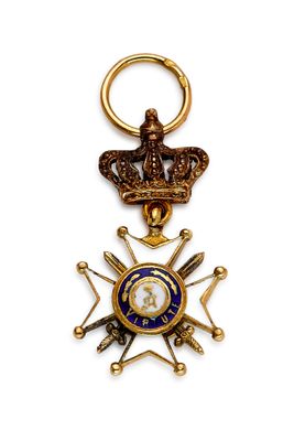 un gros plan d'une médaille surmontée d'une couronne