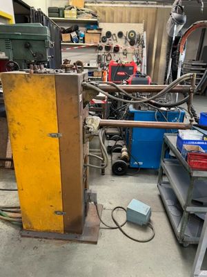 une photo d'un atelier d'usinage avec de nombreux outils