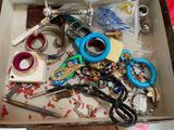 une boîte remplie de ciseaux de toutes sortes et d'autres objets