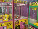 deux bornes d'arcade exposées dans un magasin