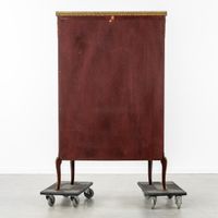 Vitrine à deux portes, placage et ferrures en bronze, style … (photo 6)