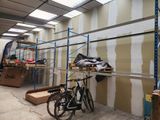 un vélo garé dans une pièce où se trouvent des échafaudages