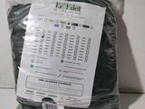 un sac d'herbe verte posé sur une table, avec une étiquette de prix