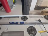 une plaque de cuisson blanche équipée d'un ventilateur