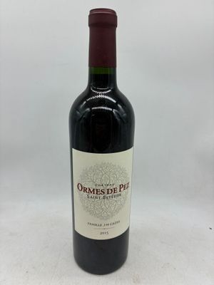 une bouteille de vin posée sur une table