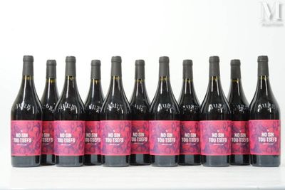 six bouteilles de vin rouge sont alignées sur une table