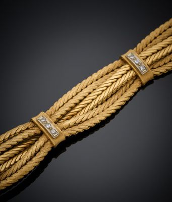 un bracelet en or et diamants, offert par un homme d'affaires