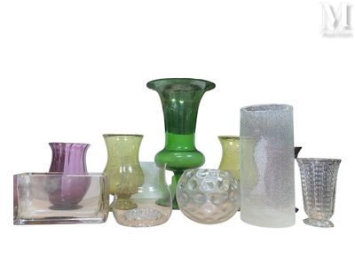 vases en verre de différentes couleurs posés sur une table