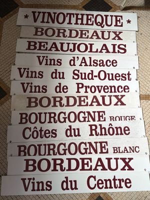 les nombreux panneaux qui se trouvent au sol dans un restaurant