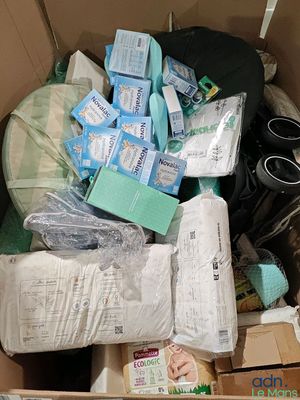 une boîte en carton remplie d'une multitude d'objets qui s'y trouvent