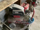 une image d'un petit compresseur d'air dans un garage