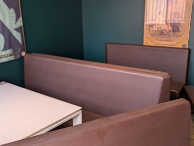 une table et deux banquettes dans un coin d'un restaurant