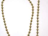 un collier orné de perles dorées et d'une croix