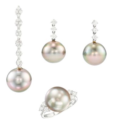 un assortiment de bijoux en perles et en diamants sur fond blanc