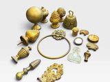 un assortiment d'objets en or et en argent, comprenant notamment une bague, un vase et d'autres objets