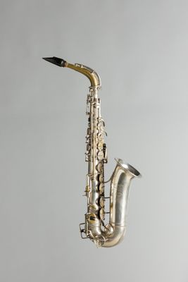 un gros plan d'un saxophone sur fond blanc