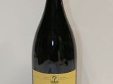 une bouteille de vin posée sur une table