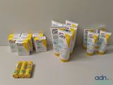 plusieurs tubes de dentifrice posés sur une table à côté d'une boîte de dentifrice