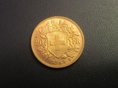 gros plan d'une pièce d'or portant des armoiries