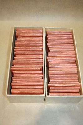 deux boîtes de hot-dogs posées sur une table