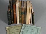 plusieurs vieux livres sont empilés sur une table
