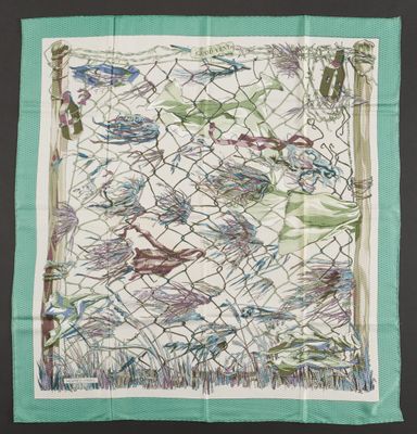 foulard carré vert et blanc orné d'un motif représentant des oiseaux sur une clôture grillagée