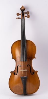 un vieux violon assis sur une surface blanche avec un fond blanc