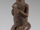 une image d'une statue en bois représentant un homme tenant un bébé