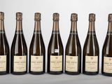 six bouteilles de vin alignées sur une table