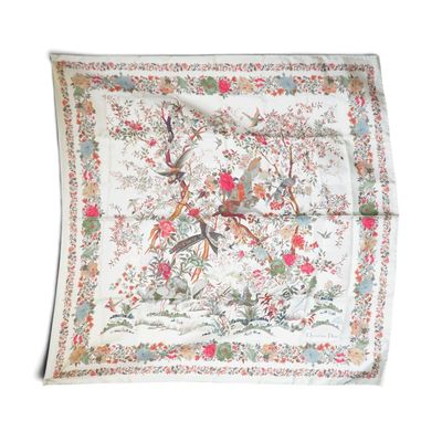 une nappe blanche ornée d'oiseaux et de fleurs