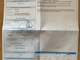 une photo d'un ticket de caisse posé sur une table, avec un stylo à côté