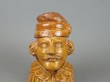 l'image d'une statue d'un homme avec un chapeau sur la tête
