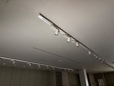 un plafonnier suspendu au plafond