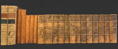 beaucoup de vieux livres rangés sur une étagère